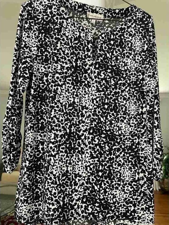 Tops - Evan Picone women’s black and white long sleeve Rushed. Blouse size large .